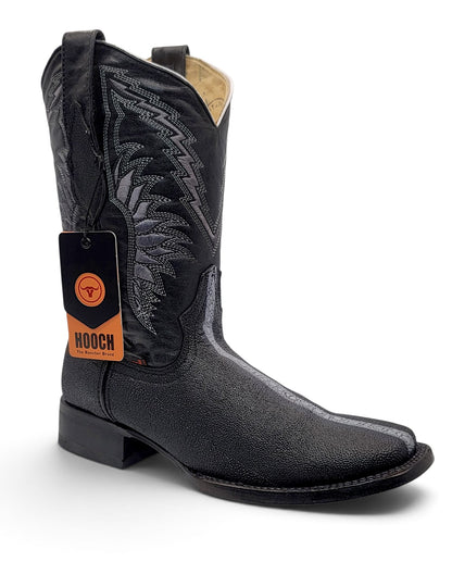 Side profile of men’s black stingray-print full rowstone Western boot